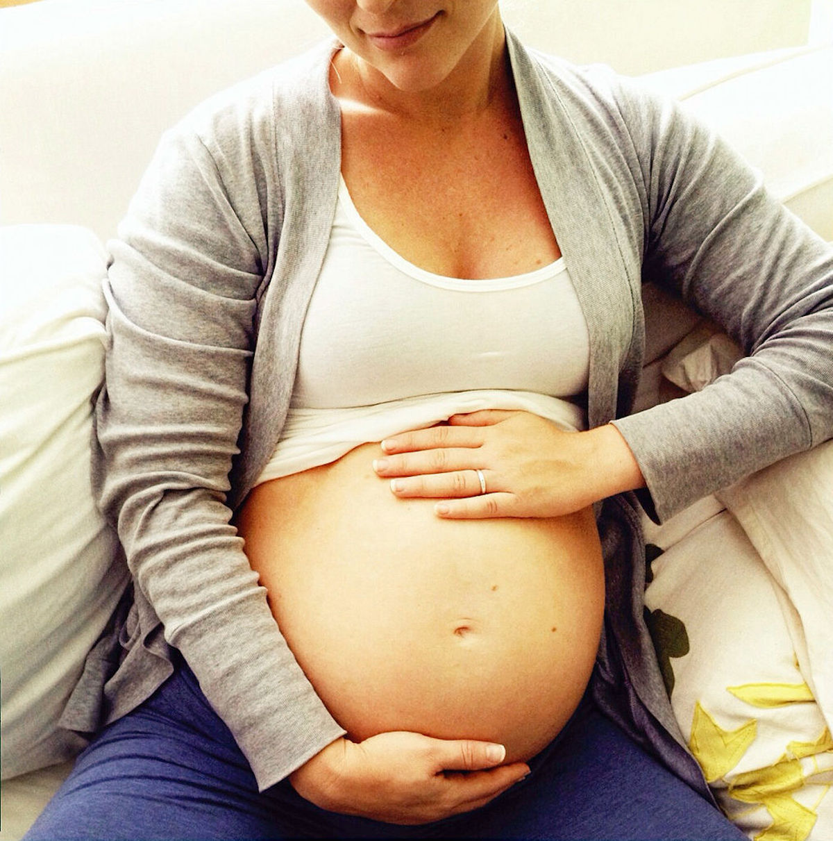 1015px-Baby_belly.jpg