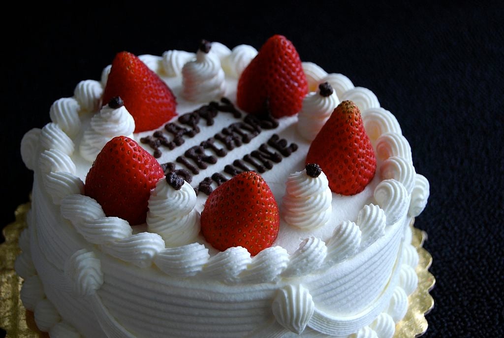 1024px-Birthday_cake_2.jpg