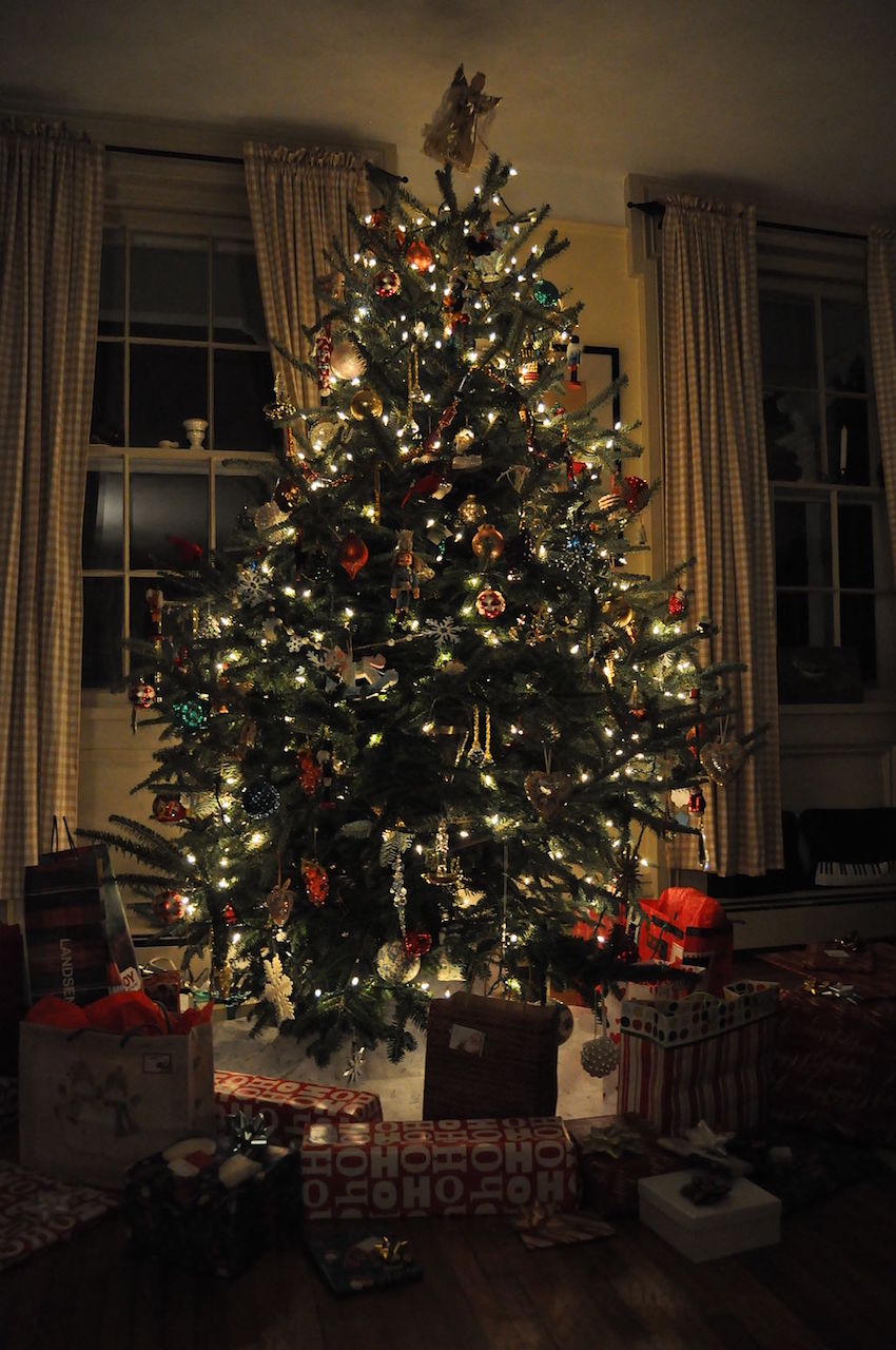 1024px-Christmas_tree_with_presents.jpg