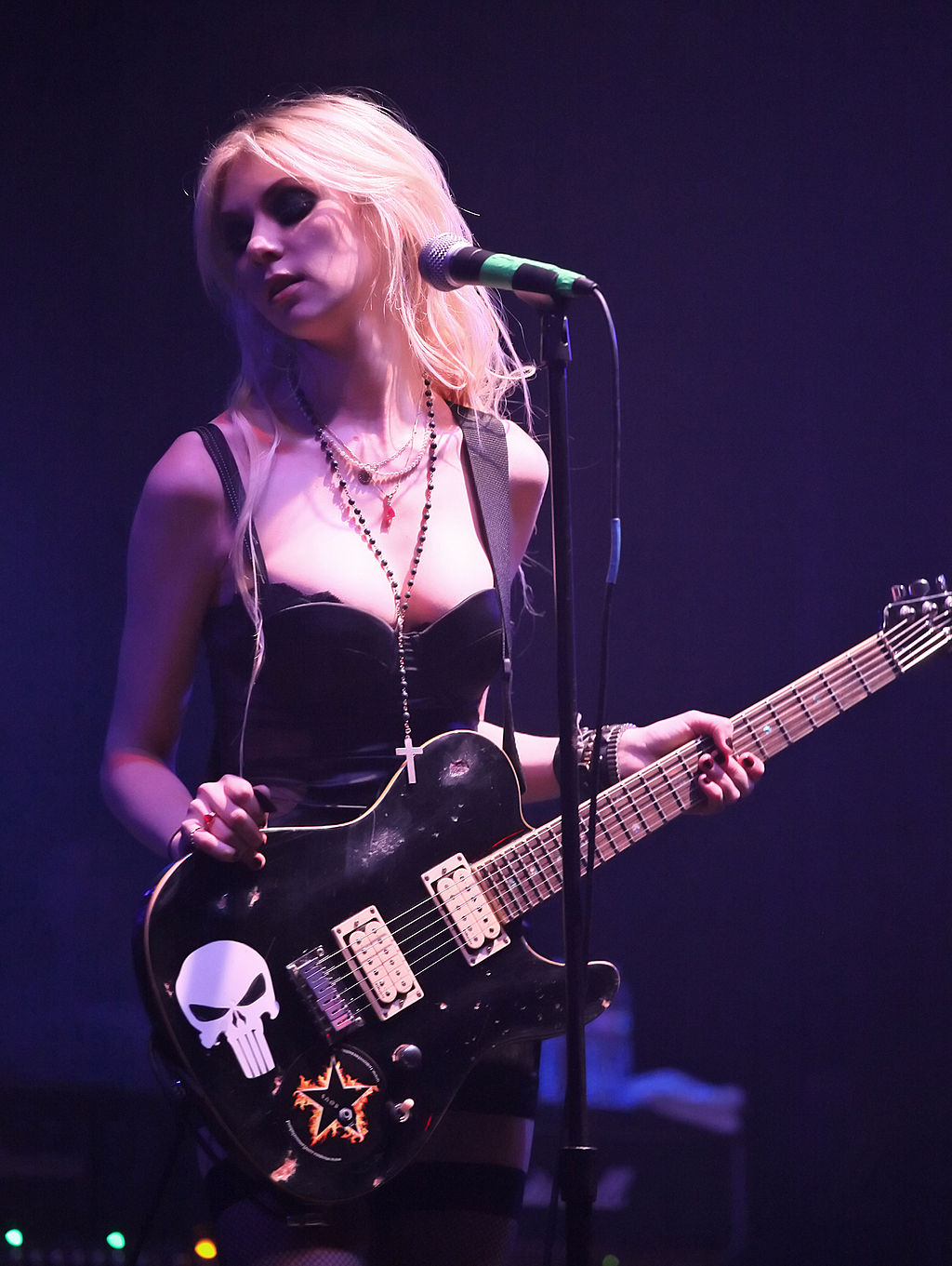 1024px-Taylor_Momsen_-_Warped_Tour_Kickoff_5.jpg