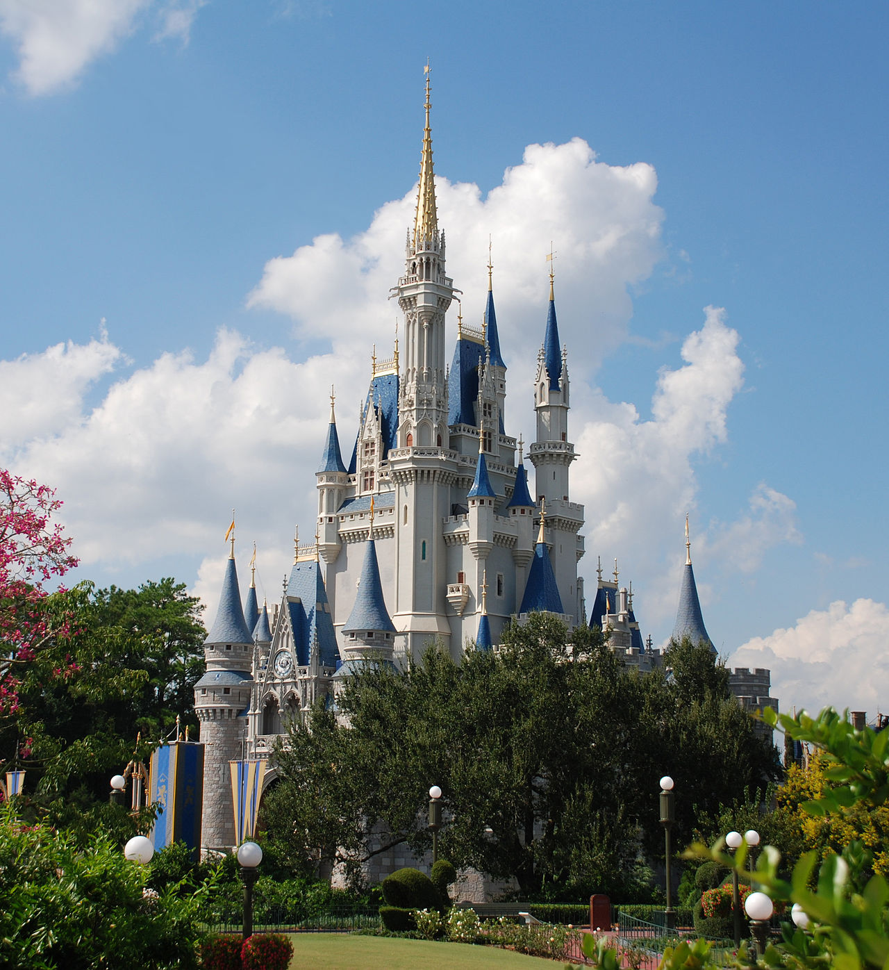 1280px-Cinderella_castle_day.jpg