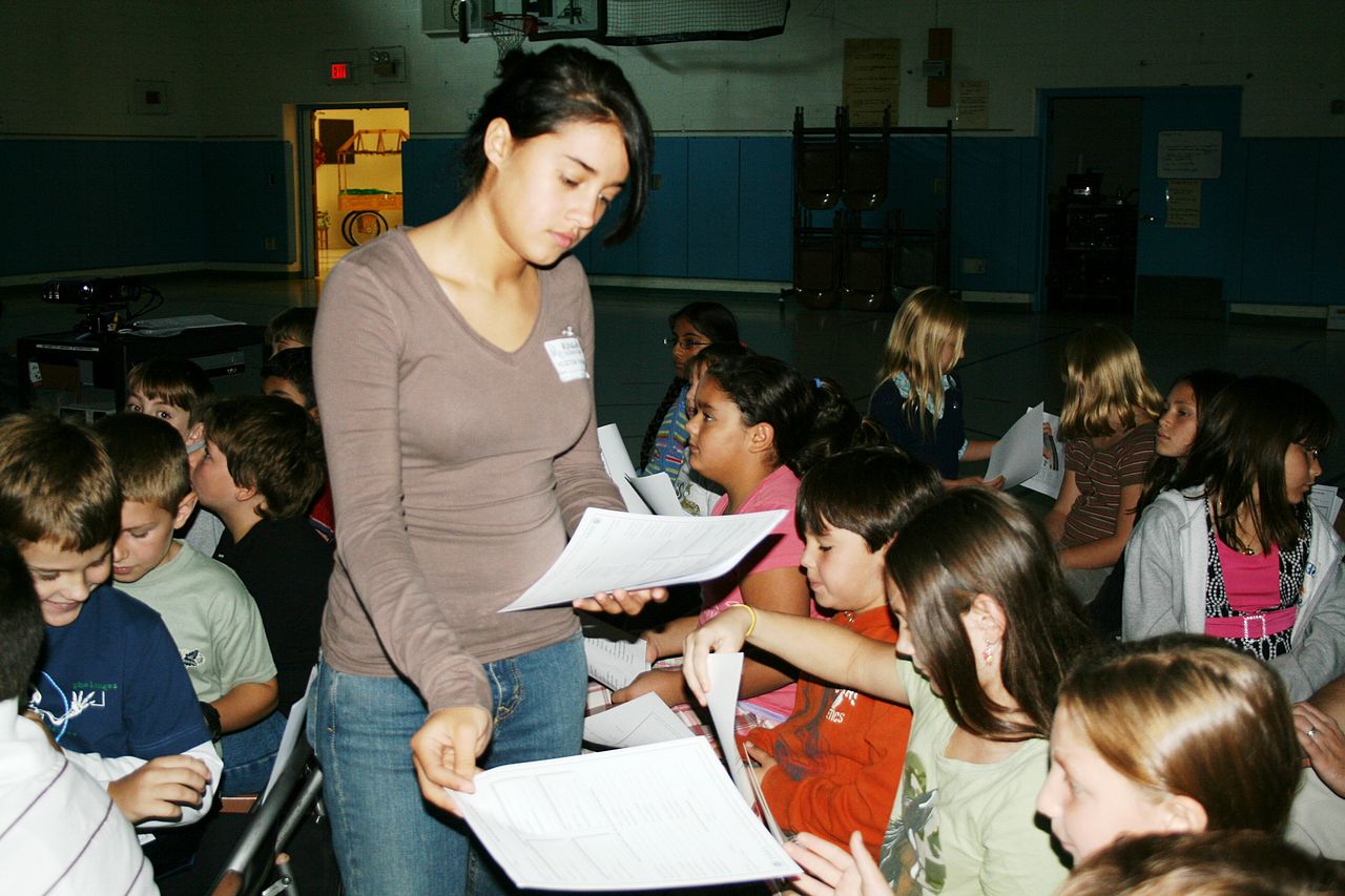 1280px-FEMA_-_40041_-_High_School_Student_assists_teacher_with_STEP_program.jpg