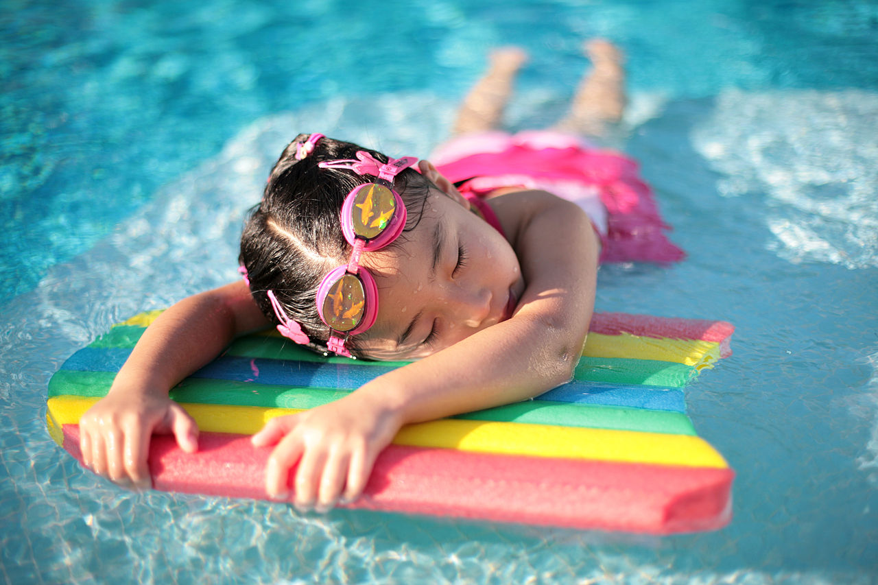 1280px-Girl_with_styrofoam_swimming_board.jpg