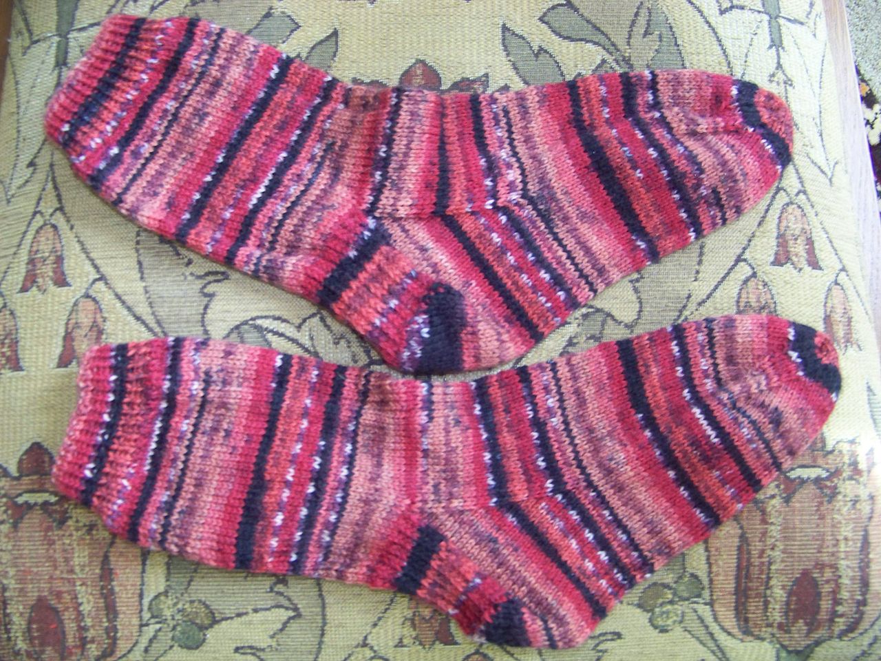 1280px-Hand_Knitted_Socks.jpg