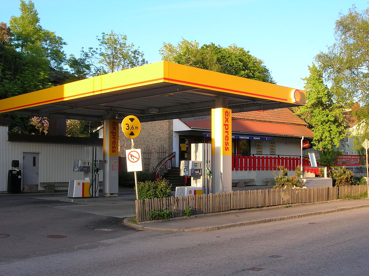 1280px-Shell_gas_station_Uddevalla.jpg
