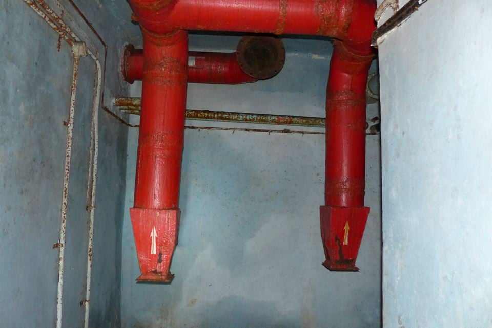 15-Pipes-on-the-ceiling.jpg