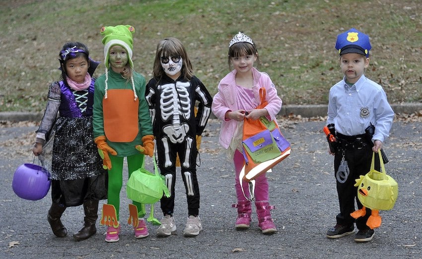 1600px-Halloween_costumes_-_1.jpg 1600px-Halloween_costumes_-_1.jpg