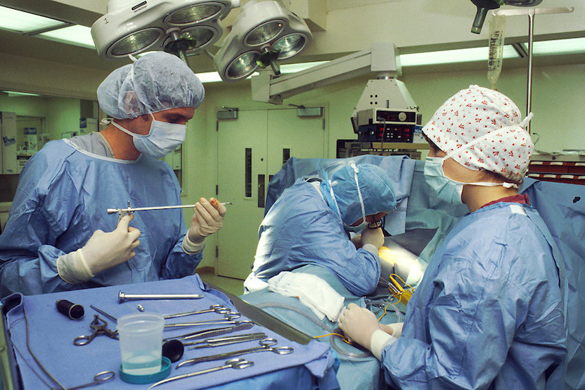 17082-surgeons-during-an-operation-pv.jpg