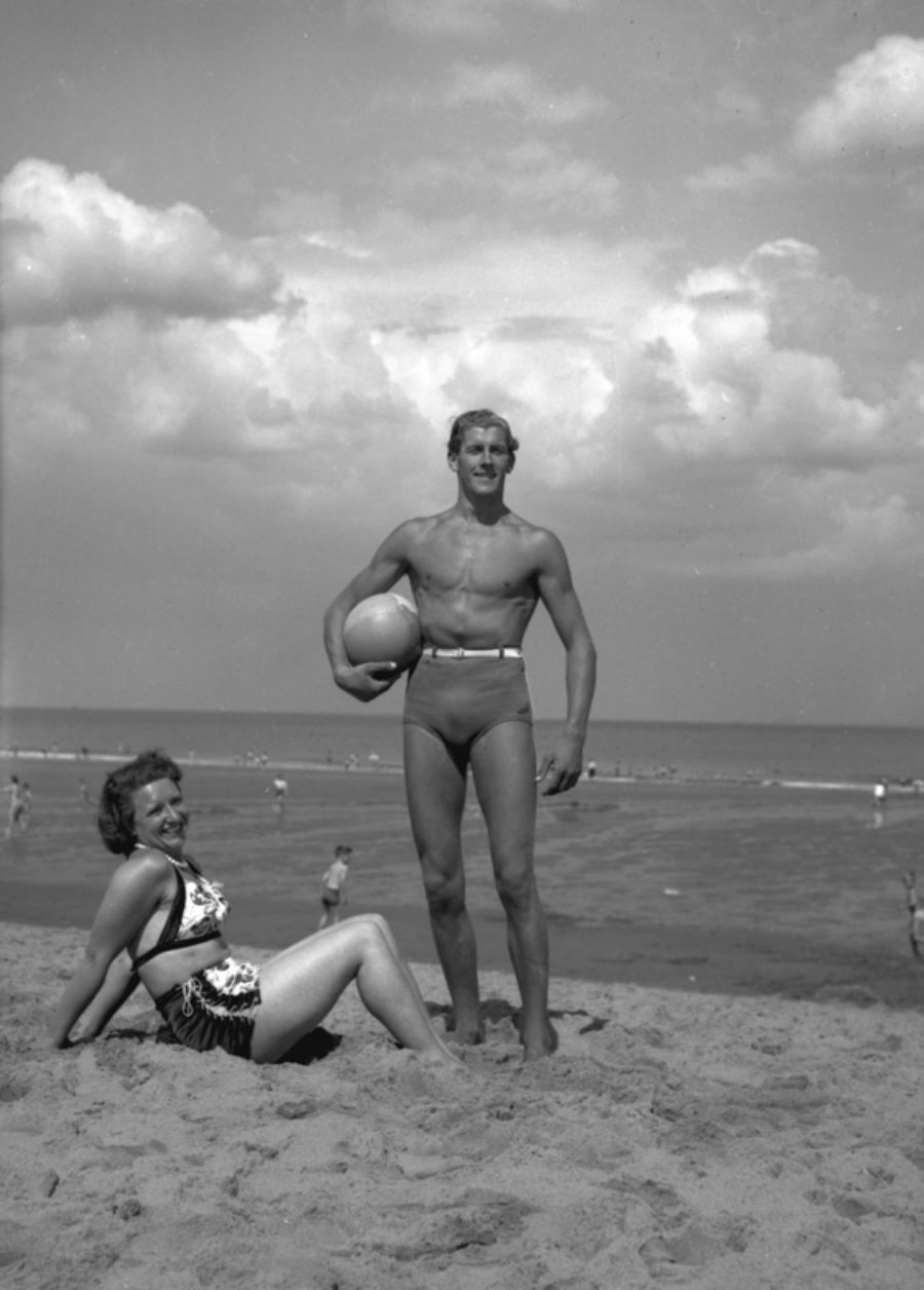 1950s_beach_posing_South_Shields_15427647665.jpg