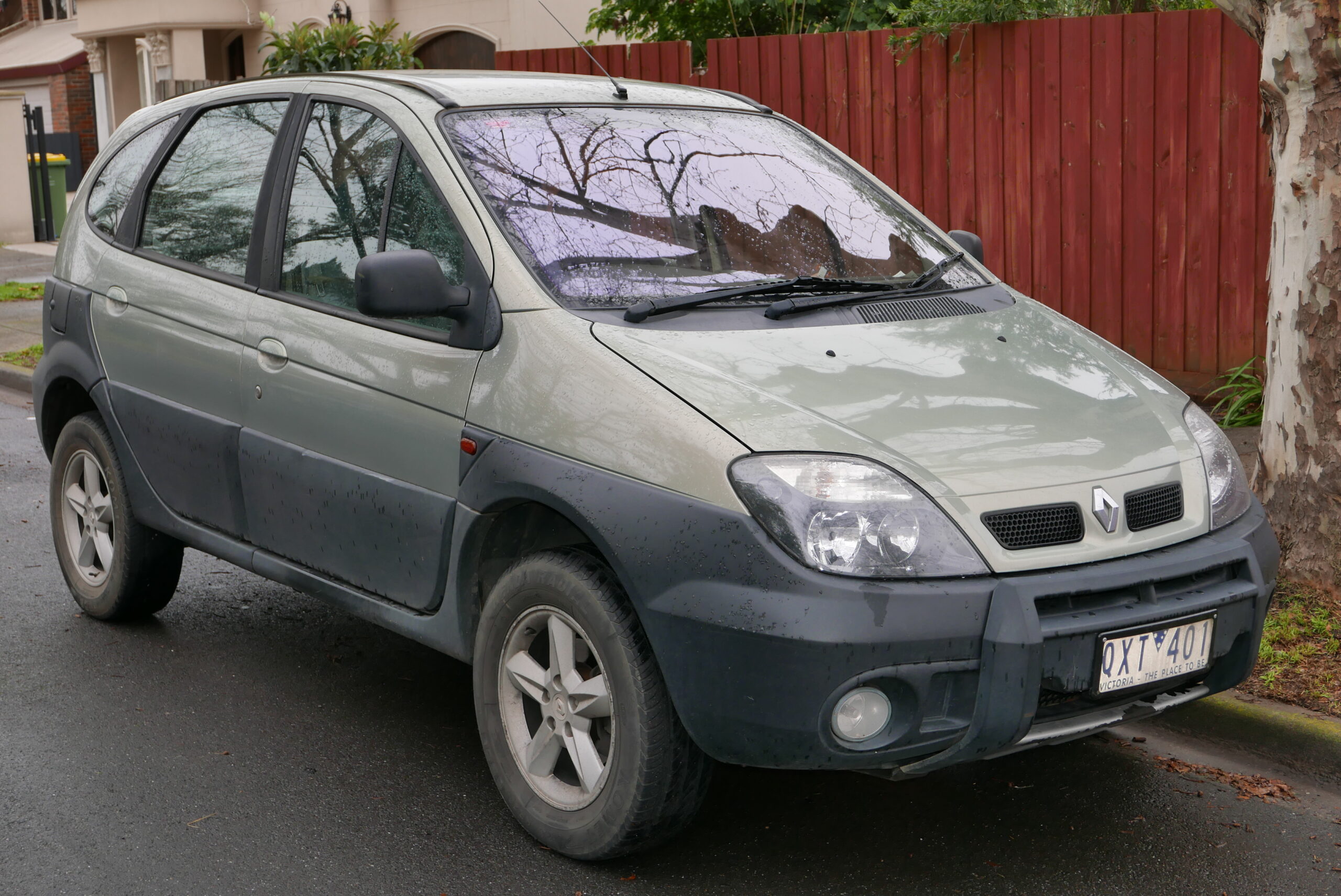 2001_Renault_Sce_nic_RX4_J64_Phase_2_Privilege_hatchback_2015-07-03_01.jpg
