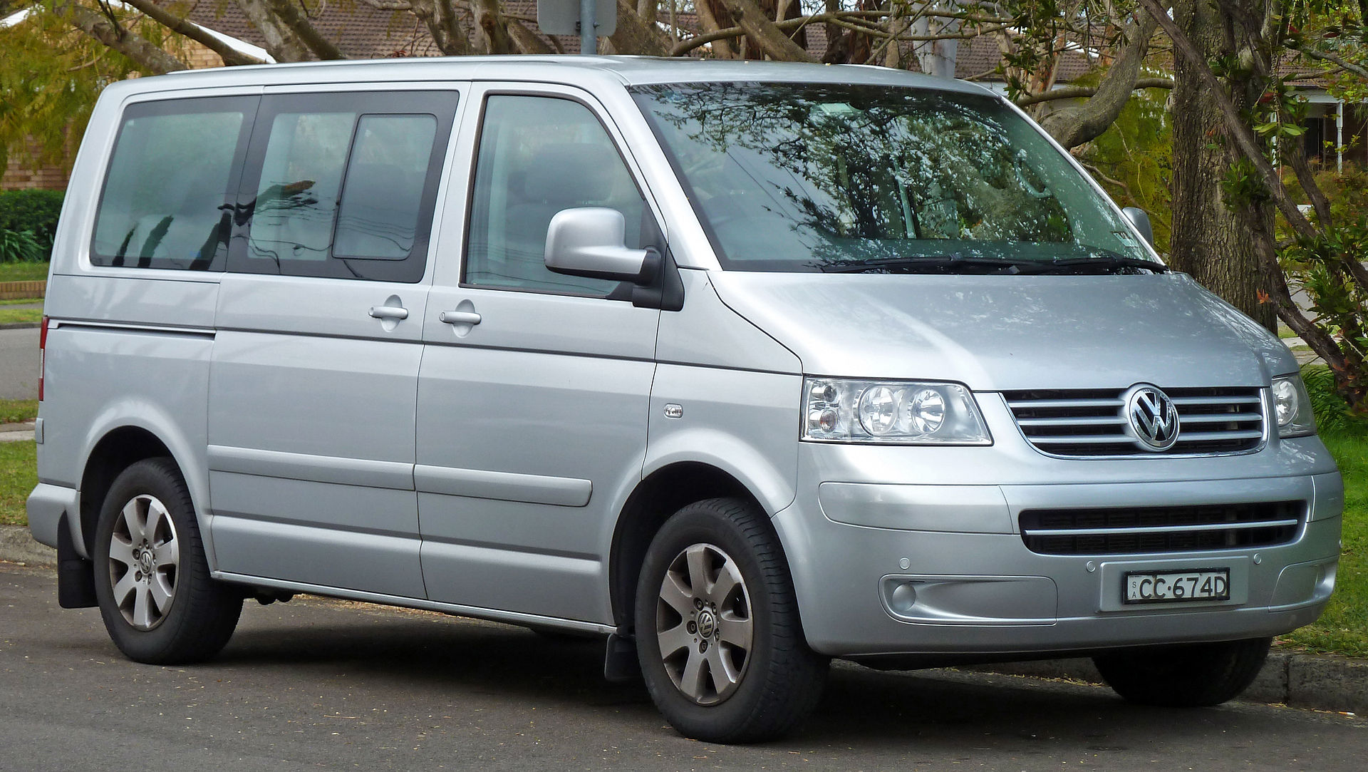 2004-2010_Volkswagen_Multivan_TDI_van_01.jpg