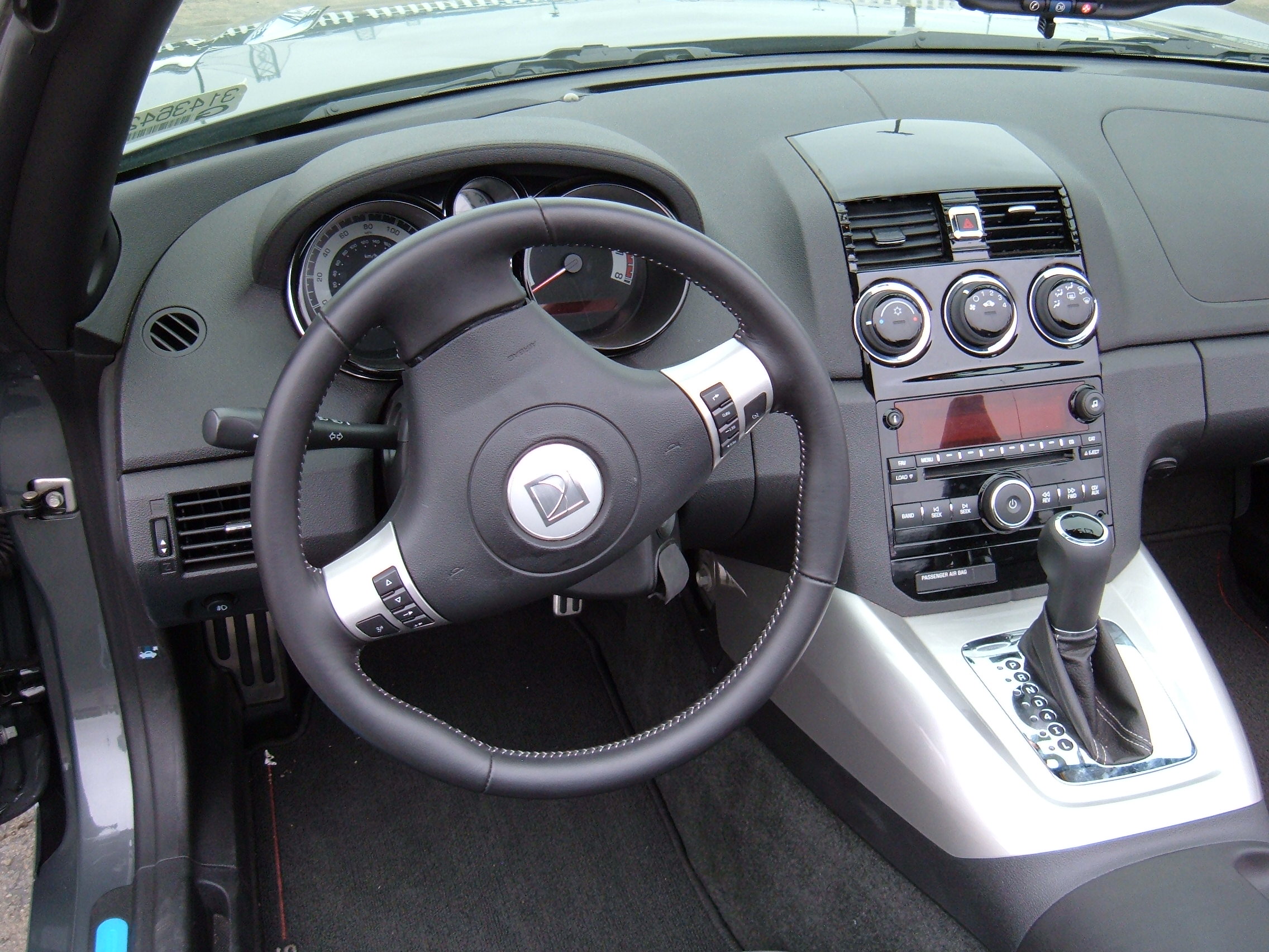 2009_gray_Saturn_Sky_Red_Line_steering_wheel.jpg