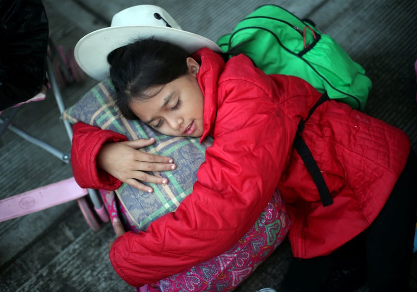 Migrants make their way to Mexico City from Cordoba