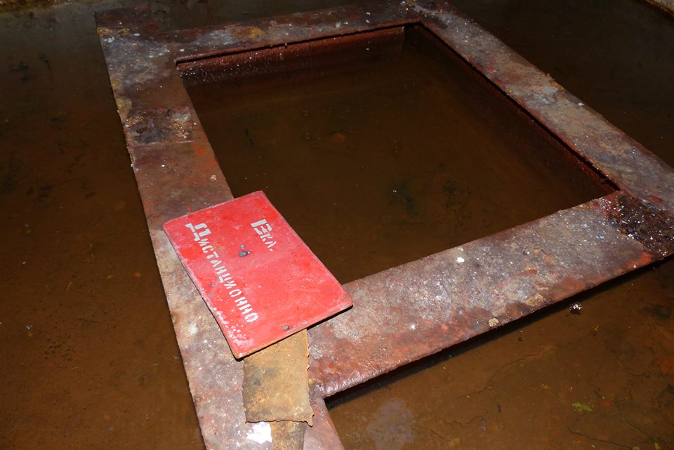 29-Sign-on-the-floor.jpg