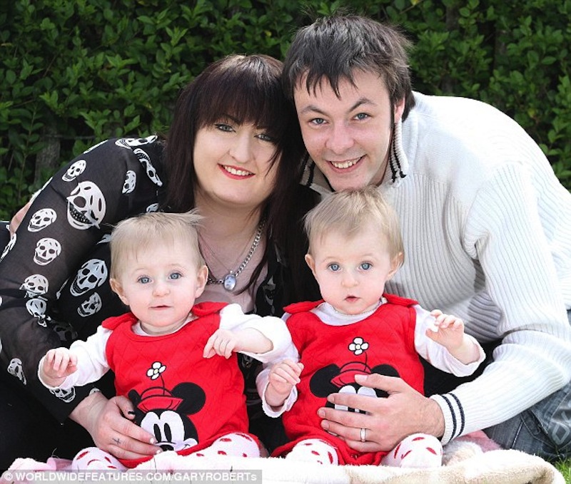 29540B4E00000578-3167584-Happy_families_Grace_and_Lily_pictured_with_mum_and_Hannah_and_d-a-21_1437394910469.jpg