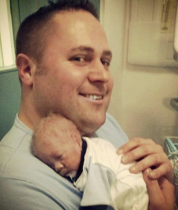 29FDE24100000578-3139945-Day_44_Father_Dean_is_pictured_holding_his_son_without_any_of_th-a-79_1435314430989.jpg
