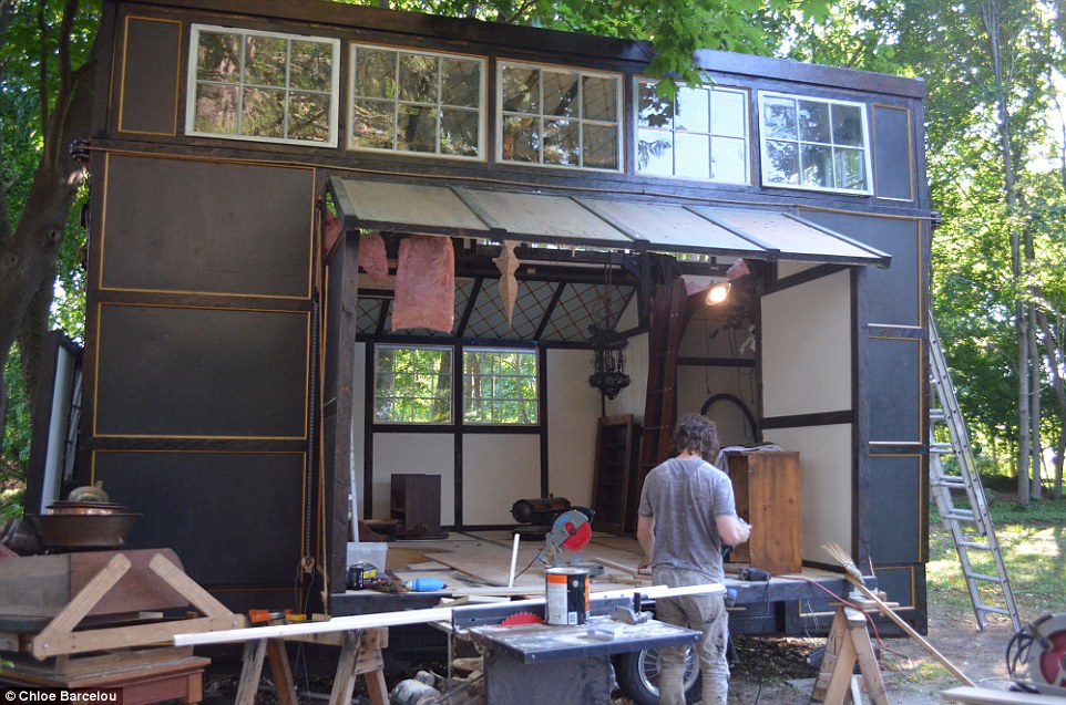 2AA795DF00000578-3166442-The_tiny_home_will_feature_a_retractable_deck_which_has_not_yet_-a-8_1437246104694.jpg