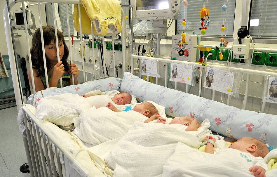 2B6FBCF600000578-3200884-Persuasive_Annegret_s_daughter_Leila_pictured_with_the_babies_no-a-9_14398225794311.jpg