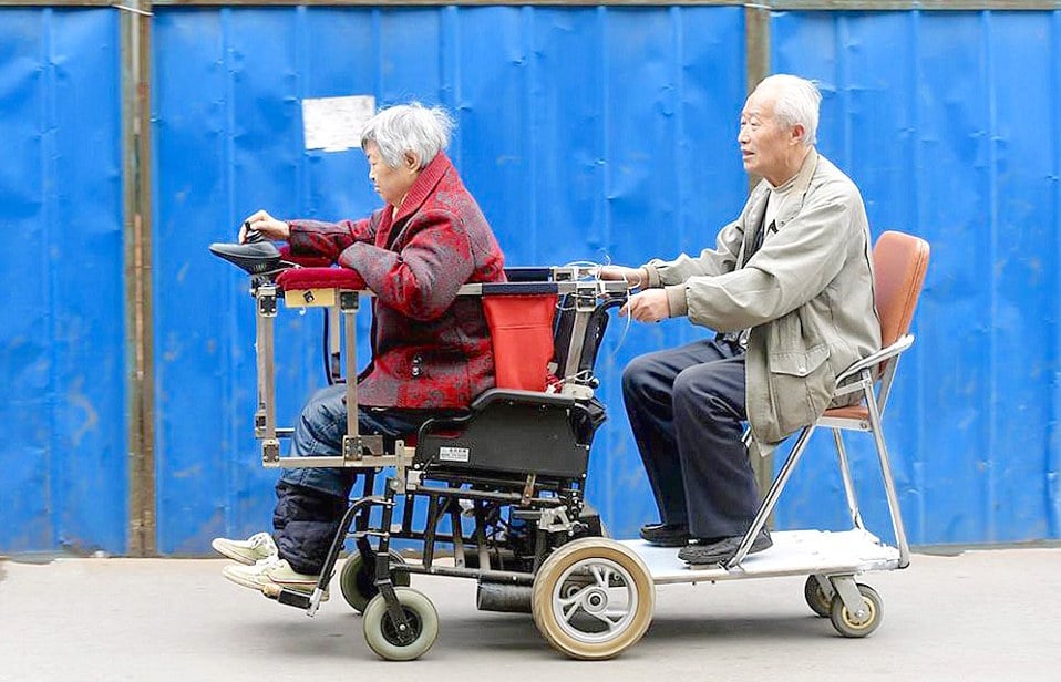 2DA8EEEB00000578-3284638-Xu_Suobao_and_his_wife_ZhouShu_Di_ride_on_a_wheelchair_he_custom-a-6_1445521704256.jpg