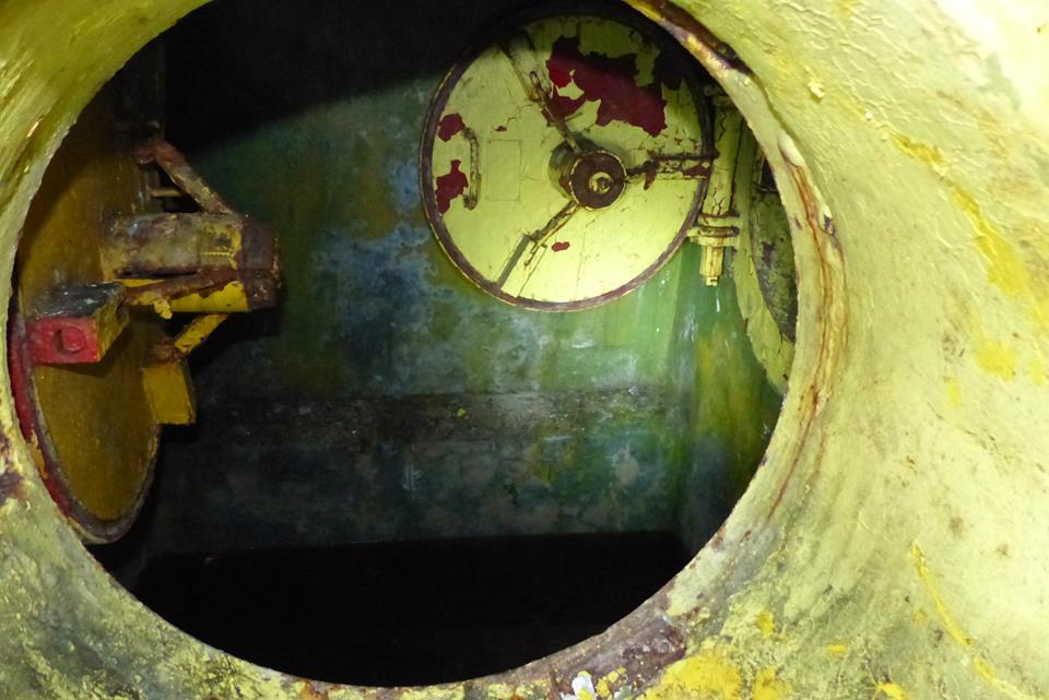 30-The-submarine-hatch.jpg