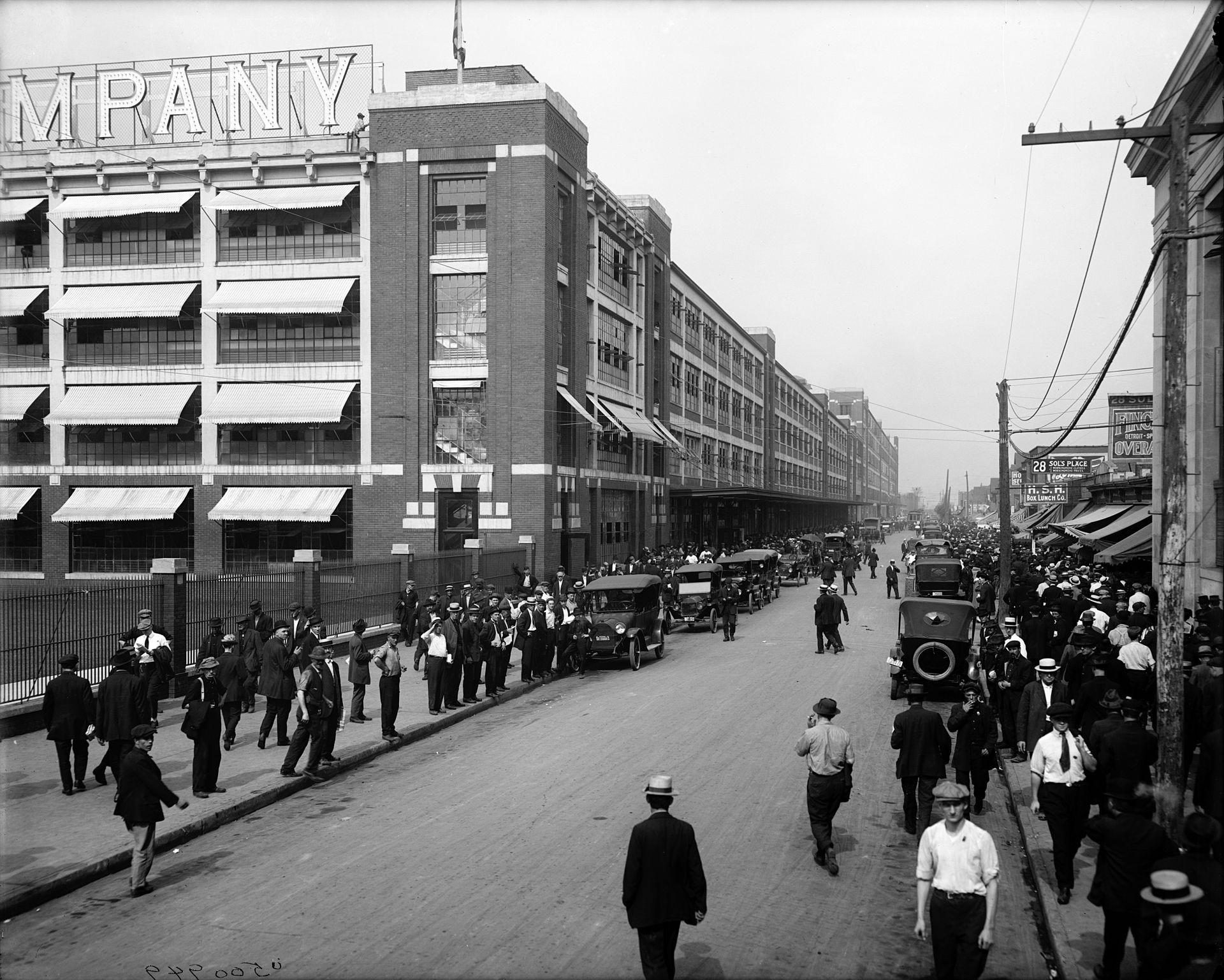 5-_-Detroit-_-Shift-change-at-the-Ford-plant-1910s.jpg