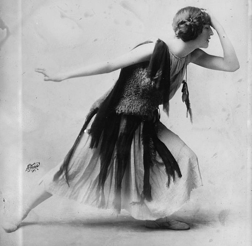 614px-Violet_Romer_in_flapper_dress_LC-DIG-ggbain-12393_crop.jpg