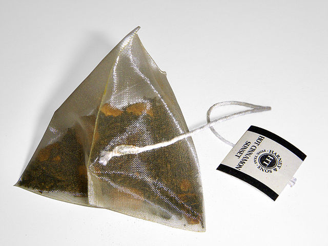 640px-Pyramidal_silk_tea_bag.jpg