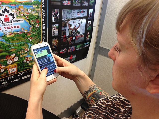 640px-Texting_in_cube_at_work.jpg