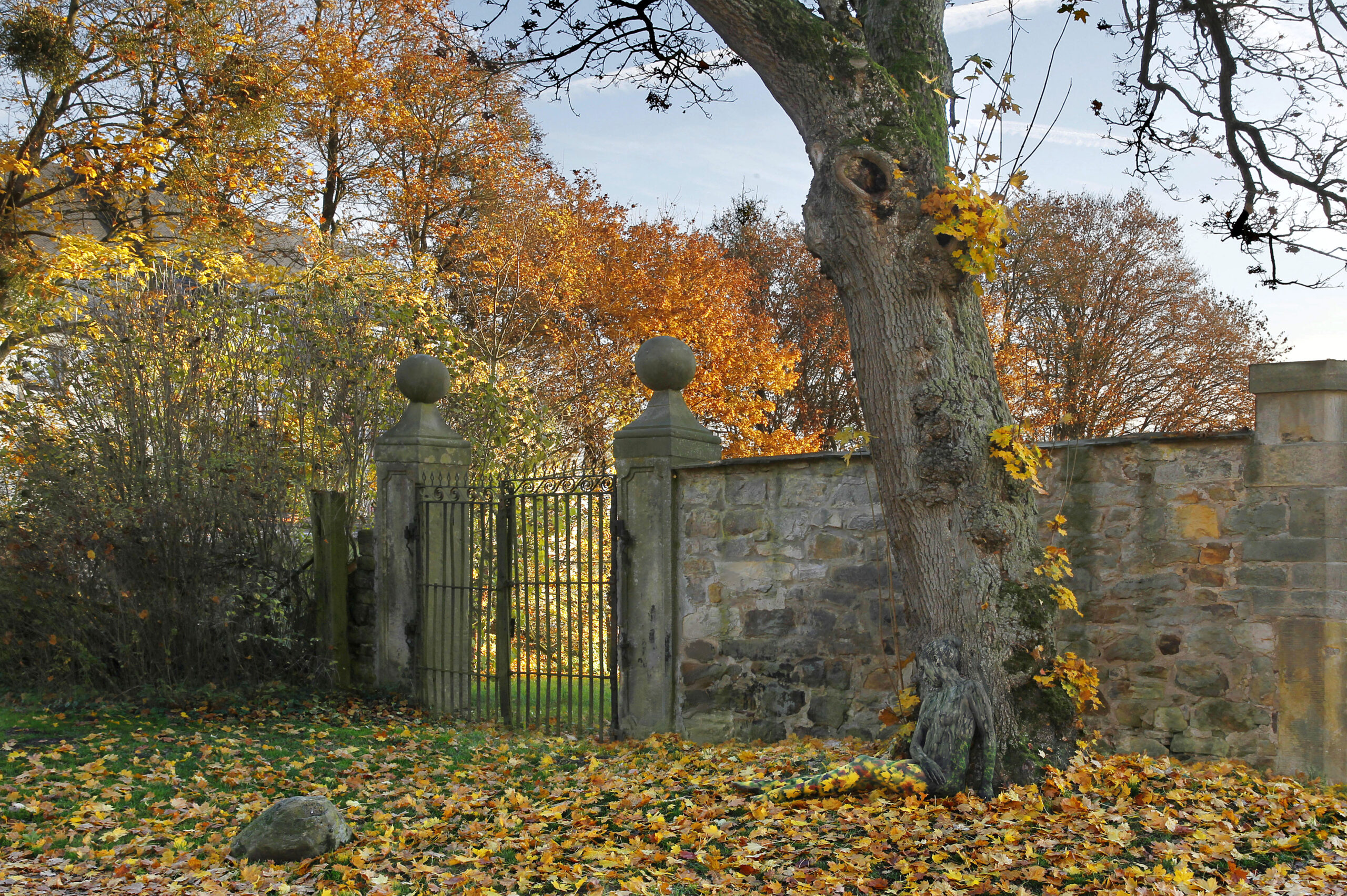 AUTUMN GATE BODYPAINTING