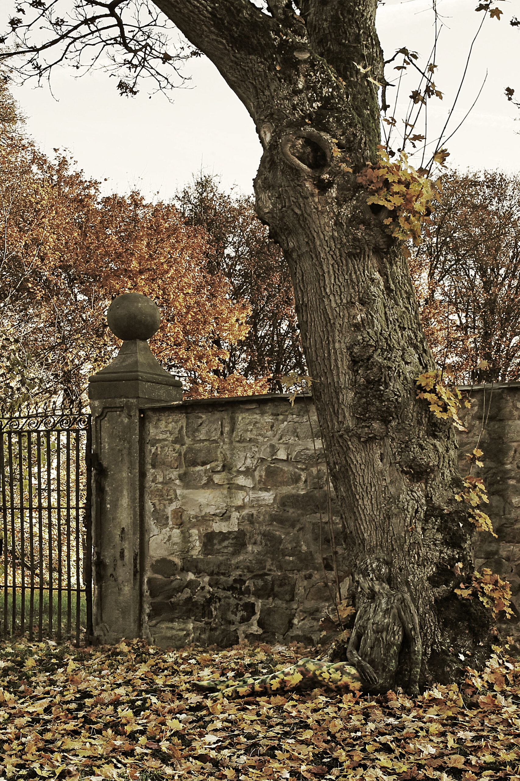 AUTUMN GATE BODYPAINTING
