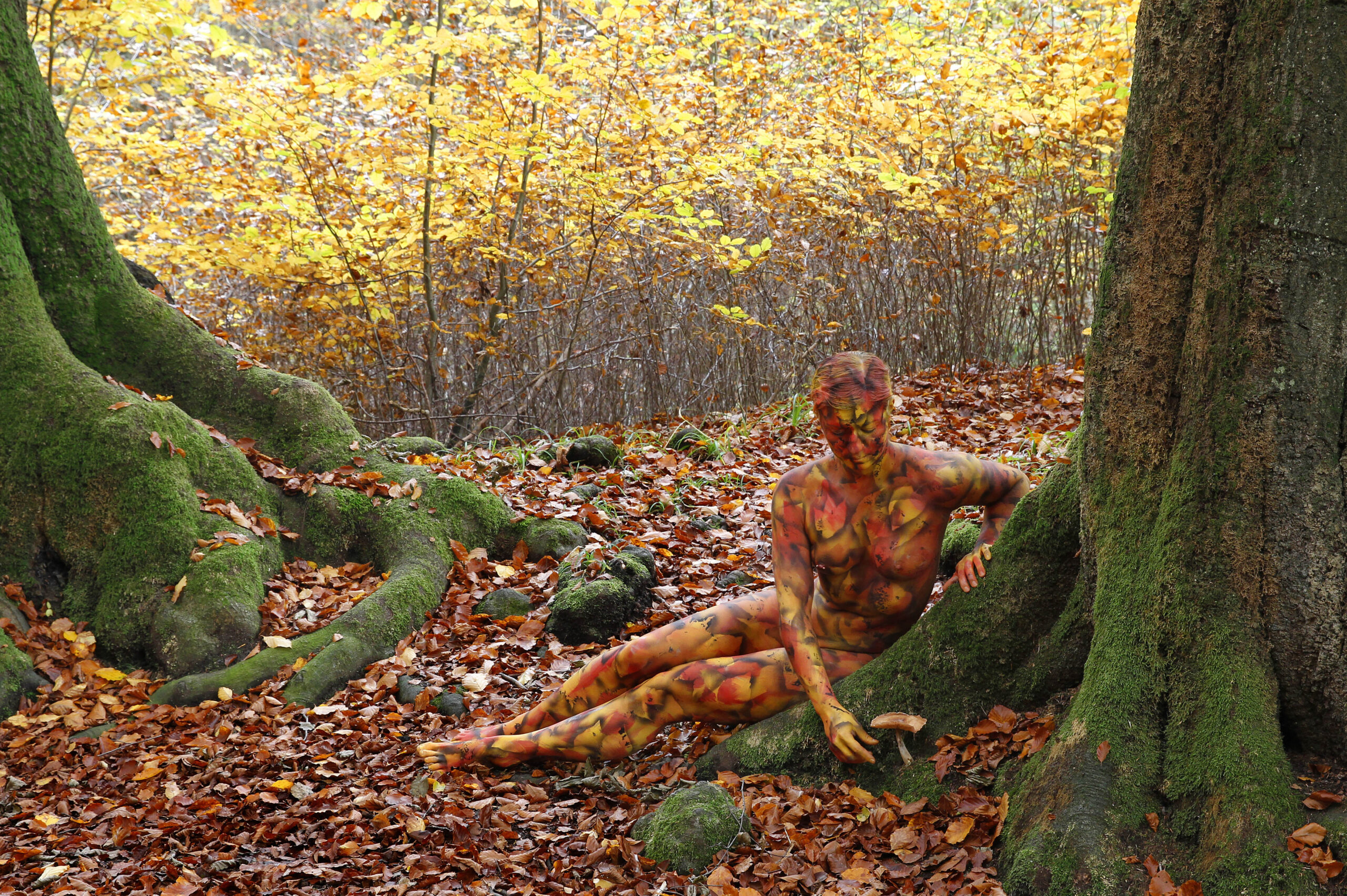 DECIDUOUS FOREST BODYPAINTING