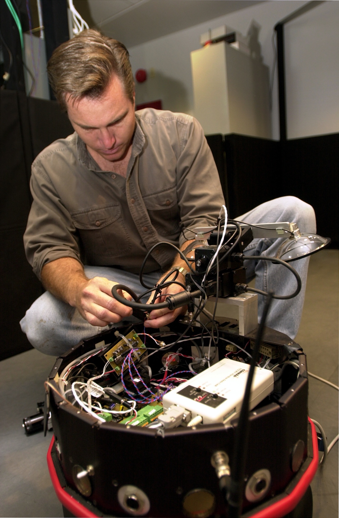 MECHANICAL BRAIN LEARNS AS IT GOES