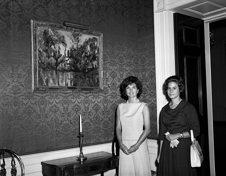 767px-Jackie_Kennedy_and_Philippa_Calnan_with_Cezanne_painting.jpg