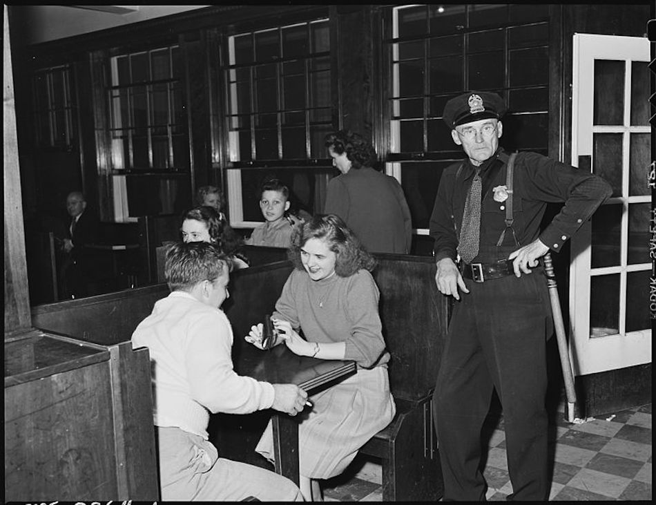 780px-Policeman_and_couple_in_soda_fountain_prior_to_movie_show._Inland_Steel_Company_Wheelwright__1__2_Mines._-_NARA_-_54.jpg