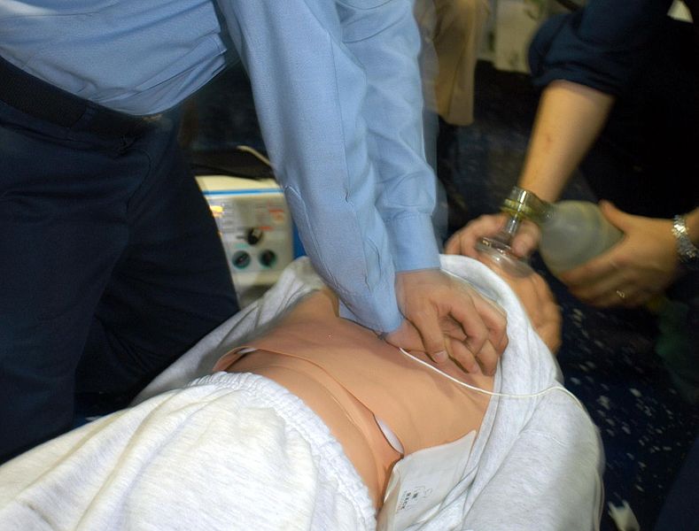 789px-US_Navy_040421-N-8090G-001_Hospital_Corpsman_3rd_Class_Flowers_administers_chest_compressions_to_a_simulated_cardiac_a.jpg