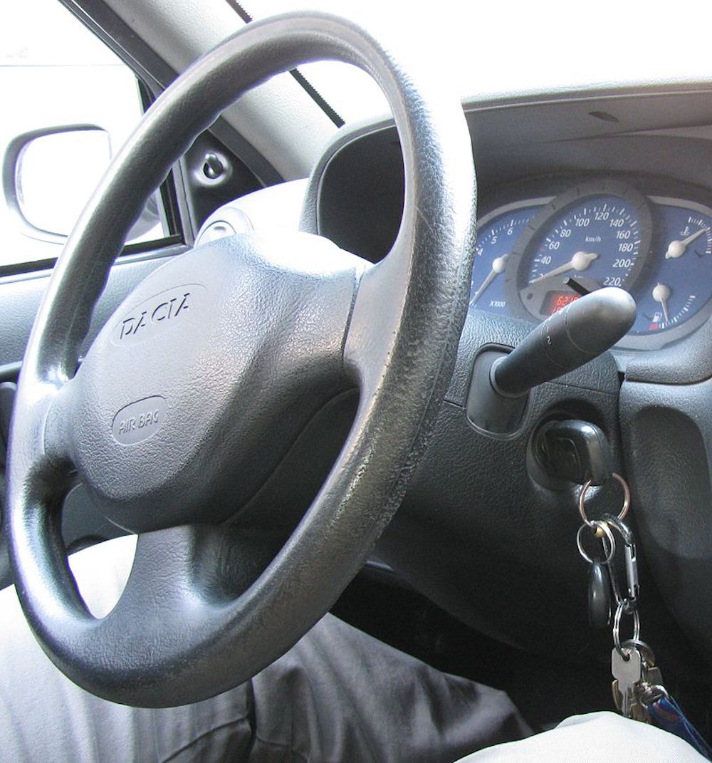 800px-Car_Key_in_ignition.jpg