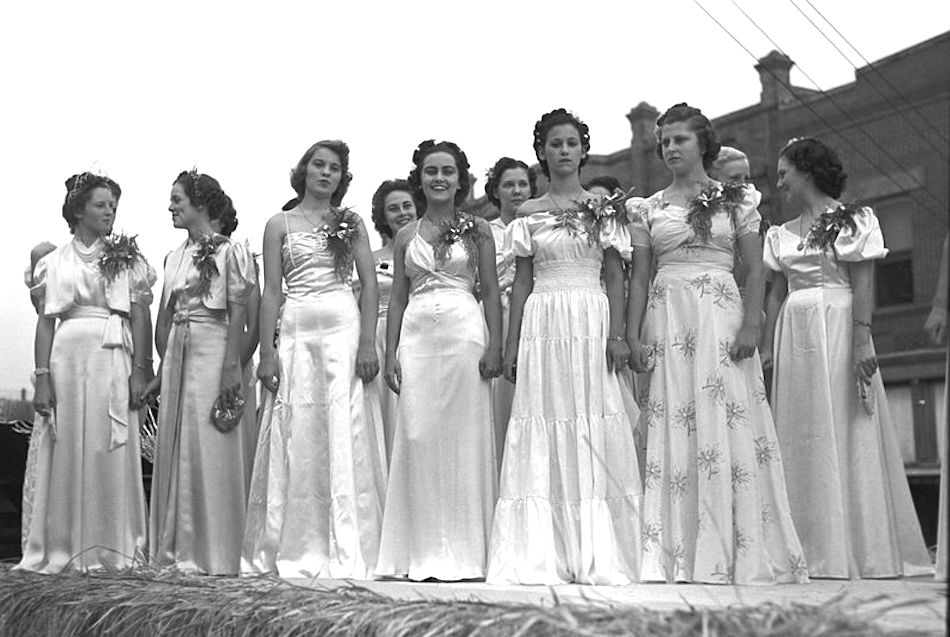 800px-CrowleyRiceQueenContestants1938Lee.jpg