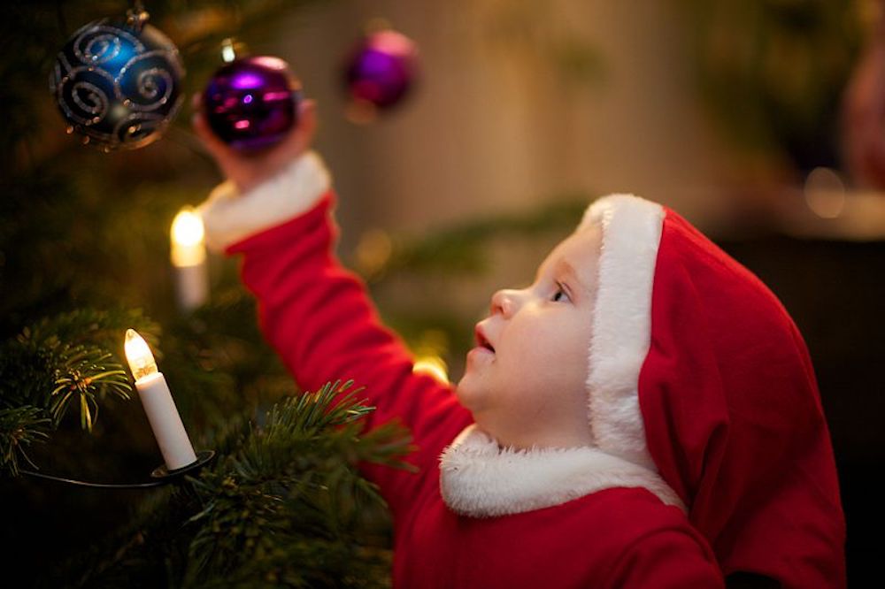 800px-Decorating_the_Christmas_tree.jpg