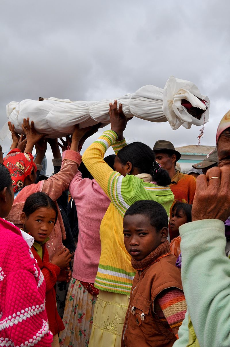 800px-Famadihana_reburial_razana_ancestor_Madagascar.jpg