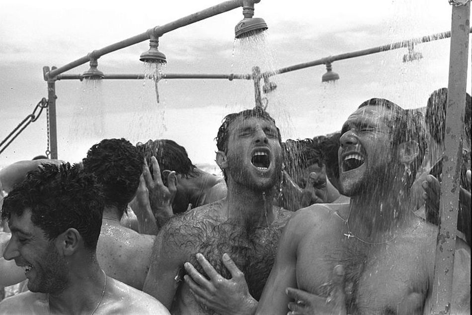 800px-Flickr_-_Government_Press_Office_GPO_-_Soldiers_Shower_Near_Eilat.jpg