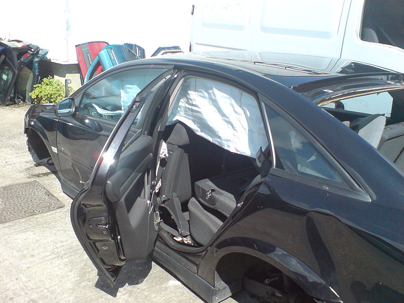 800px-Ford_Mondeon_curtain_airbag_deployed.jpg
