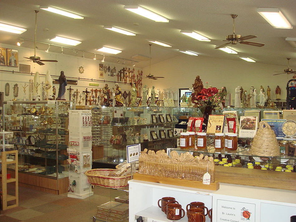 800px-Gift_shop_interior.jpg