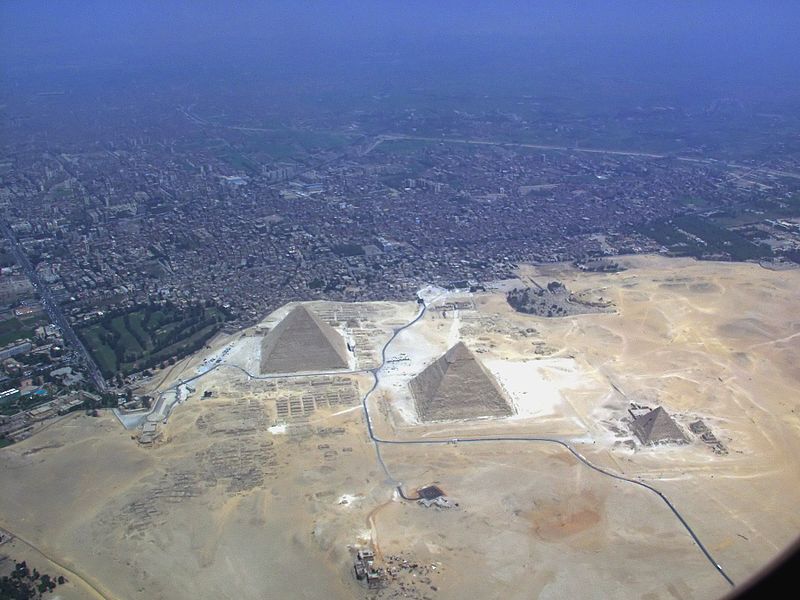 800px-Giza_pyramid_complex_from_air_2928.jpg