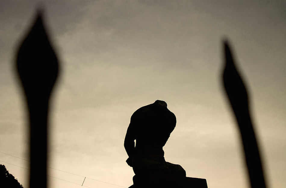 800px-Headless_Monument.jpg