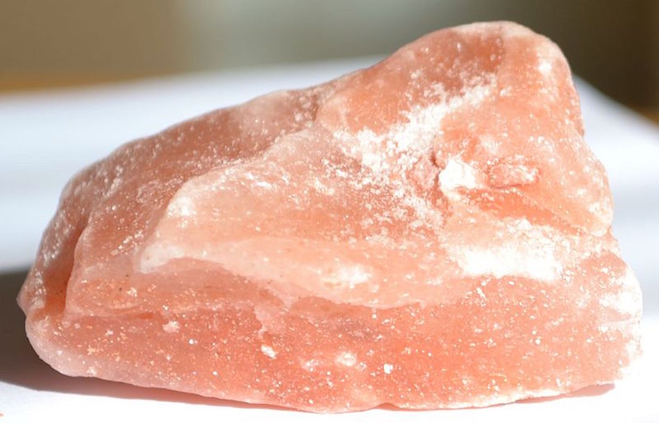 800px-Khewra_rock_salt_-_pink.jpg