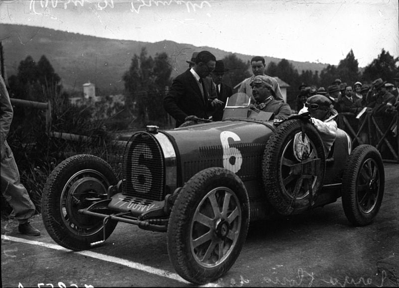 800px-Louis_Chiron_in_his_Bugatti_at_the_1930_Targa_Florio1.jpg