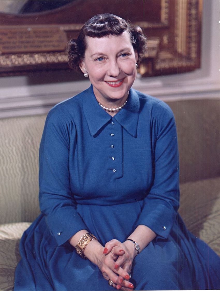 800px-Mamie_Eisenhower_color_photo_portrait_White_House_May_1954.jpg