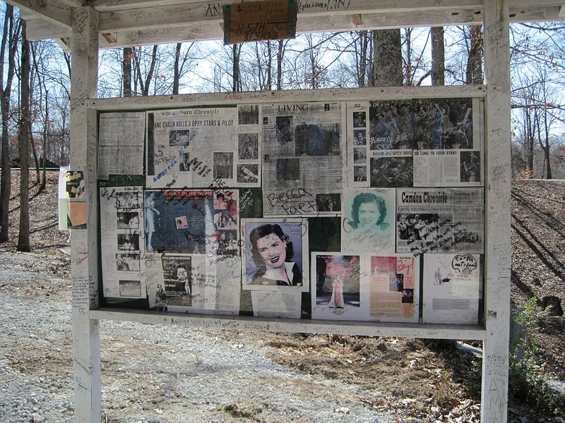 800px-Patsy_Cline_Memorial_Camden_TN_02.jpg