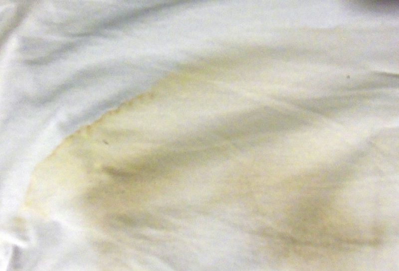 800px-Perspiration_stain_on_white_cotton_T-shirt.jpg