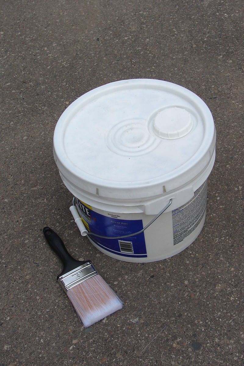 800px-Plastsic_pail_of_paint.jpg